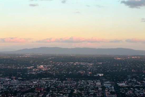 Der Blick Richtung Osten über das flache Melbourne auf die "Dandenong Ranges"