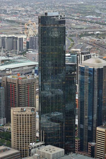 Blick Richtung Nord-West auf die "Rialto Towers" und dem dahinter befindlichen Hafen-Gebiet (rechts oben in der Ecke ist die Rennbahn Flemington, da wo ich arbeite). Die Rialto Towers hatten auch eine Aussichtsplattform, welche jedoch seit 2009 leider geschlossen ist.