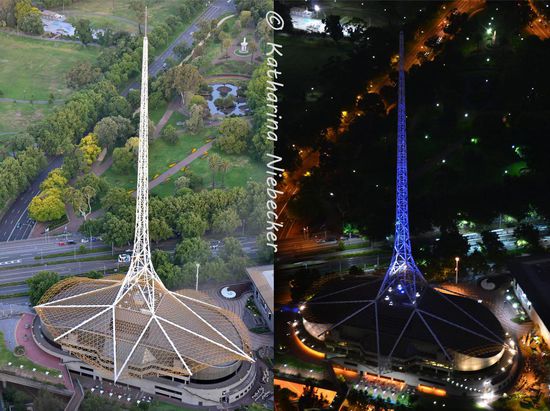 Der "Funkturm" (ich kenne seinen Namen nicht), welcher auf dem "Arts Centre" steht, bei Tag und bei Nacht