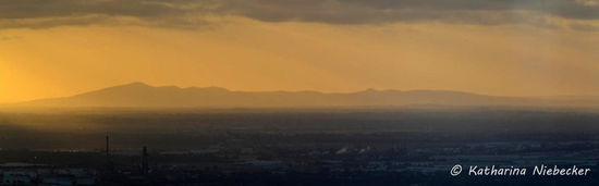 Wieder mal ein schöner Sonnenuntergang - diesmal als Panorama über dem westlichen Teil von Melbourne und die Erhöhung der "Brisbane Ranges"