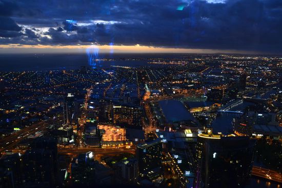 Und schwup die Wupp wird es dunkel und die Lichter in der Stadt gehen an - schön sieht das aus....