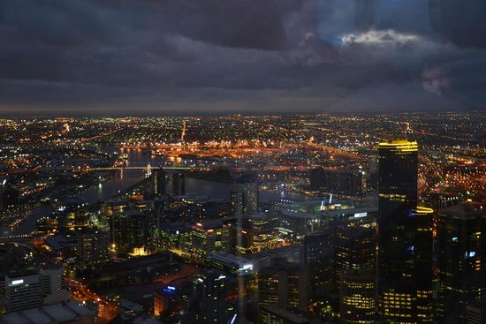 Blick nach Nord-West mit den Rialto Towers rechts im Bild und mittig die Hafen-Anlage