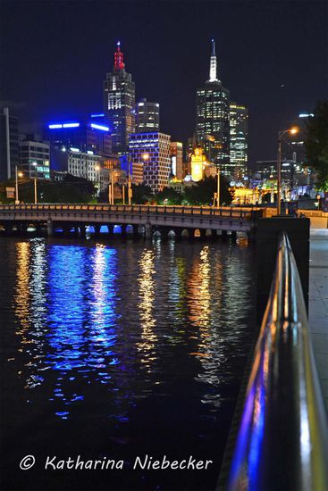 Blick auf die Skyliine von Melbourne vom südlichen Ufer des Yarra-Rivers.