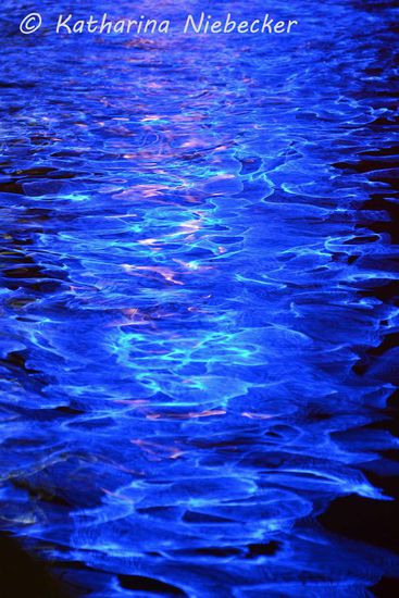 Farbspiel auf der Wasseroberfläche des Yarra-Rivers....