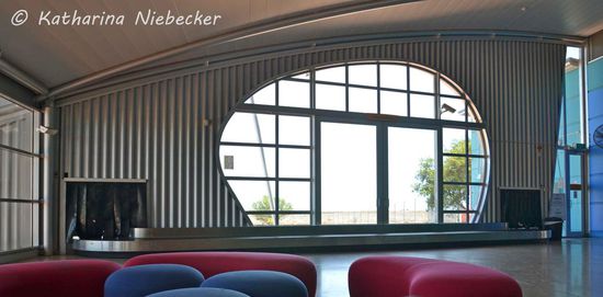 Während man drinnen wartet, darf man durch das große Fenster zuschauen, wie ein Mann alleine alle Koffer ablädt.... Ich liebe diesen Flughafen.... Einfach nur niedlich....