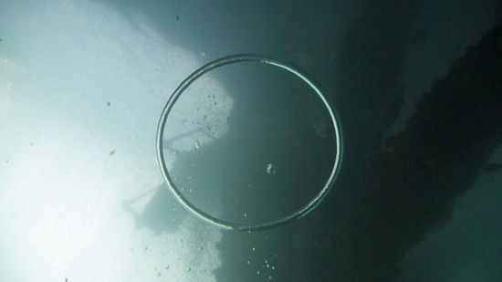 Eine Luftblase in Ringform nach dem Abtauchen vor dem Pier