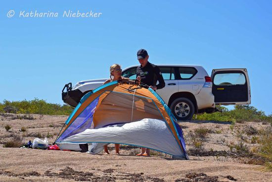 Während ich ein paar Fotos gemacht habe, kämpften Kat und Hik mit dem Strandzelt, welches uns ein weenig Schatten spenden sollte. Doch der Wind machte das ganze nicht so einfach.