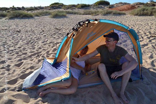 Der ewige Kampf mit dem Strandzelt gegen den Wind..... Aber es ist eine gute Sache, um wenigstens ein bißchen Schatten zubekommen.