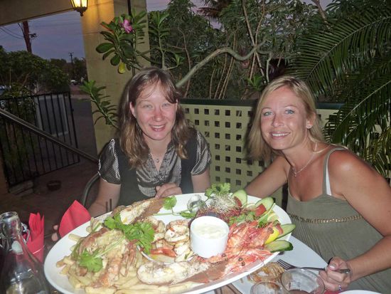 Kat und ich beim Geburtstags-Essen im Whalers. Die beiden aßen eine Fischplatte, während ich wieder etwas vegetarisches hatte. Yammi.... Kann dieses Restaurant einfach nur empfehlen. Toller Service, man sitzt draußen sehr schön und absolut klasse Essen!