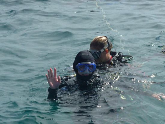 Kat und ich kurz vor dem Abtauchen zum ersten Tauchgang. Was war ich doch froh über meinen 7mm-Halbtrockenen Tauchanzug und die Haube! Man schaute mich zwar ein wenig skeptisch und mitleidig an, doch das Wasser war doch recht frisch für mich.