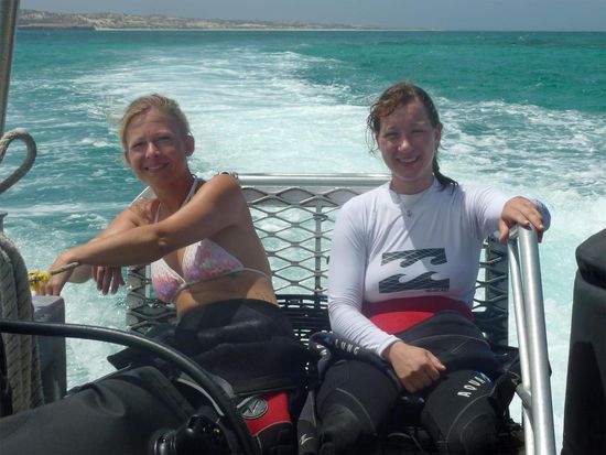 Auf dem Weg vom ersten Tauchspot zum zweiten haben wir die Sonne im hinteren Bereich des Bootes genossen.....