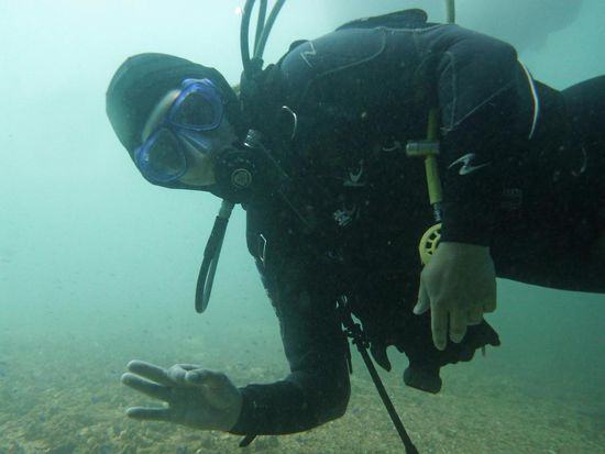 Und wieder ein Neoprenfisch  - dem scheint es gut zu gehen, denn er zeigt ein "Ok" an.