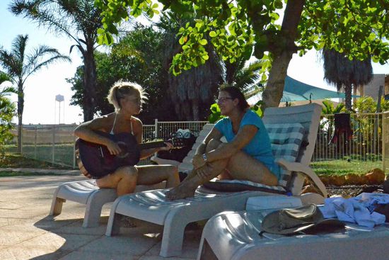 Mit Gitarre und Singen haben wir den Nachmittag am Pool verbracht. War sehr lustig.....