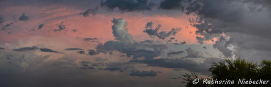 Diese tolle Wolken-Formation ließ sich bei untergehender Sonne beobachten, jedoch ohne Regen zu bringen.