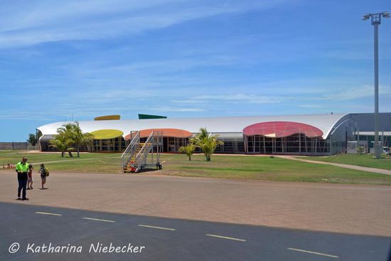 Zum Abschluß noch ein Blick auf das neue Gebäude des übersichtlichen Flughafens, wo man eigentlich nicht fotografieren darf, da es noch zu dem Basis-Gelände der Armee gehört.