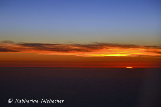 Ein schöner Sonnenuntergang über einer geschlossen Wolkendecke bot sich mir auf dem Rückflug von Perth nach Melbourne.