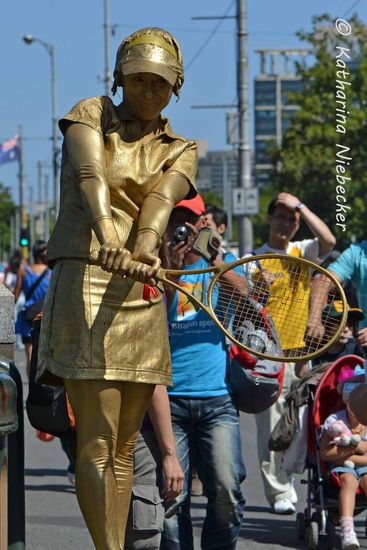 Oder stellt sich als vergoldete Statur auf die Brücke zur St. Kilda Road