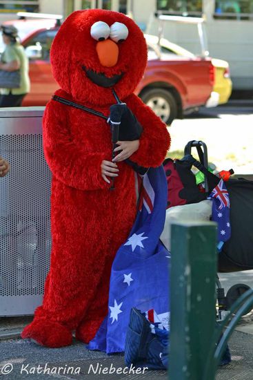 Alternativ kann man aber auch als Elmo verkleidet auf der Straße Dudelsack spielen.... Überall gab es heute die unterschiedlichsten Straßenmusiker....