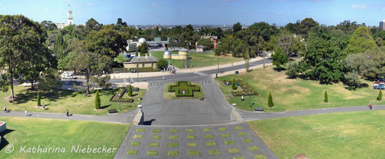 Blick auf den Royal Botanic Garden und dem Government House (oben links) vom "Shrine of Remembrance" aus.