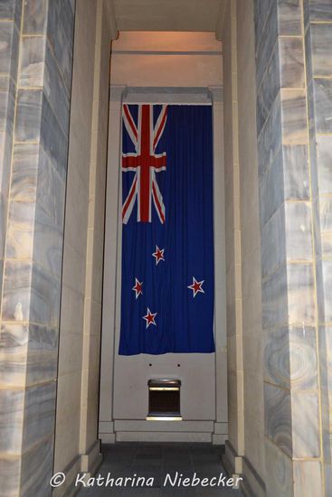 Überall hingen heute Nationalflaggen - so natürlich auch im "Shrine of Remembrance"