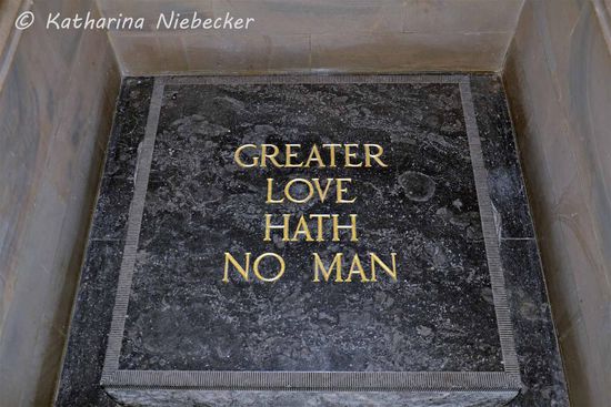 Greater Love Hath No Man - Größere Liebe Hat Keiner
Die Inschrift ist im Zentrum des "Shrine of Remembrance" im Boden eingelassen.