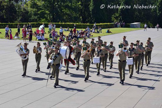Als ich wieder heraus kam, kam ich noch in den Genuss einer kleinen Militärparade vor dem "Shrine of Remembrance"