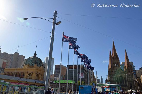 Auf dem Weg zurück zu meinem Auto hatte ich noch diese Ansicht - links die Flinders Street Station, mittig die Nationalflaggen und rechts die St- Paul's Cathedral.