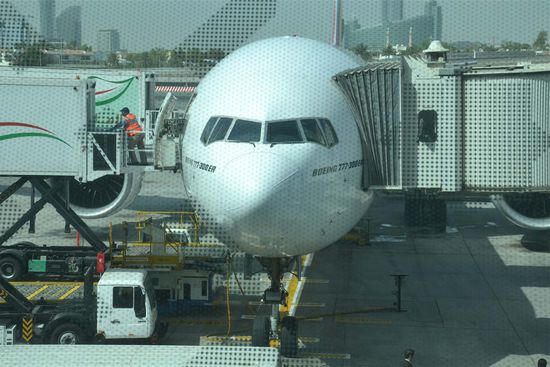 Hier bin ich schon in Dubai und warte auf das verspätete Boarding. Dies war mein kleiner Flieger: Boing 777-300