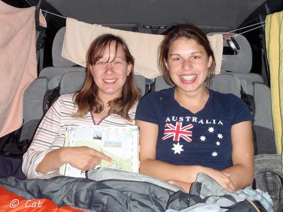 Unsere erste Nacht im Auto auf der Tour. Jeden Abend wollen wir nun ein Foto machen. Mit dem Finger zeige ich im Buch auf die Ecke, wo wir uns gerade befinden, was man leider nicht ganz so gut erkennen kann.....