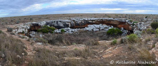 Mitten im weiten Nichts tat sich der Boden auf, wo die Höhlendecke eingestürzt ist. Dies ist "Höhle I", wir sind noch weiter zu den anderen beiden "Höhlen gefahren und sind dort ein wenig hinab geklettert.