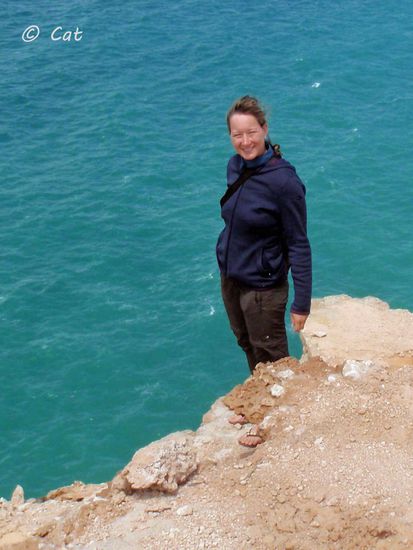 Um das obige Foto zu bekommen, muß ich natürlich ein wenig hinunter klettern. Was tut man nicht alles für ein Foto. Ein falscher Tritt kann aber schwerwiegende Folgen mit sich bringen. Zur Sicherheit informiere ich Cat, das ein Ersatzschlüssel im Auto ist. 