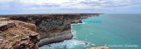 Die Klippen des Kalkstein-Plateaus sind um die 90 Meter hoch. Mag man kaum glauben, aber wenn man ganz genau hinschaut und sucht, kann man einen klitze kleinen weißen Punkt in der Mitte des ersten Vorspungs entdecken. Dies ist mein Auto. Nur so als Größervergleich... 