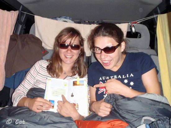 Leider hat Cats Sonnenbrille heute den Dienst aufgegeben. Ein Grund, sie wenigstens noch mit einem Foto zu würdigen und zu verabschieden. Wie man sieht, haben wir jede Menge Spaß......