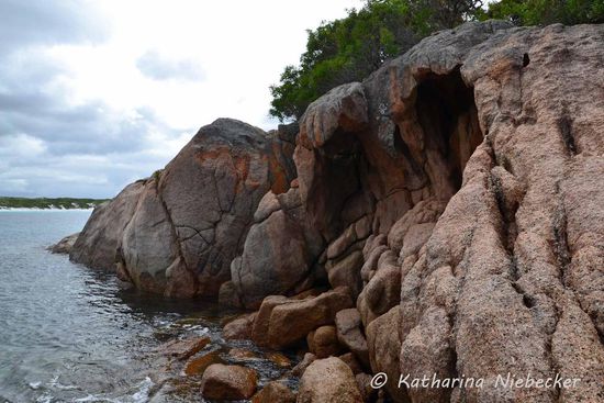 Wir ließen von den beiden Kängurus ab und nahmen den Anstieg über die Felsen in Angriff.