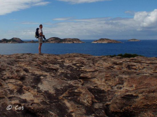 Oben auf der Spitze der Felsformationen angekommen . Die blauen Flecken am Himmel werden immer größer.... 
