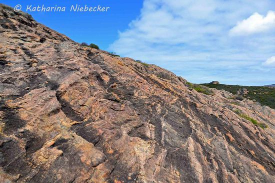 Man hätte noch immer weiter klettern können, doch nun machen wir uns wieder auf den Rückweg, denn bei so schönem Sonnenschein jetzt wollen wir auch noch den Strand genießen..... Dies ist ein Foto der tollen Felsformationen... Die Farben und Formen sahen echt so aus....