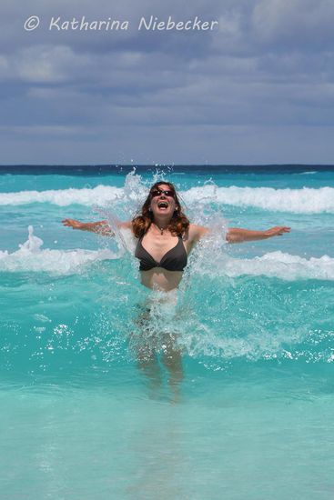 .... und werde dafür dank der Wellen komplett nass! *aaaahhhh* Das ist im ersten Moment richtig kalt!