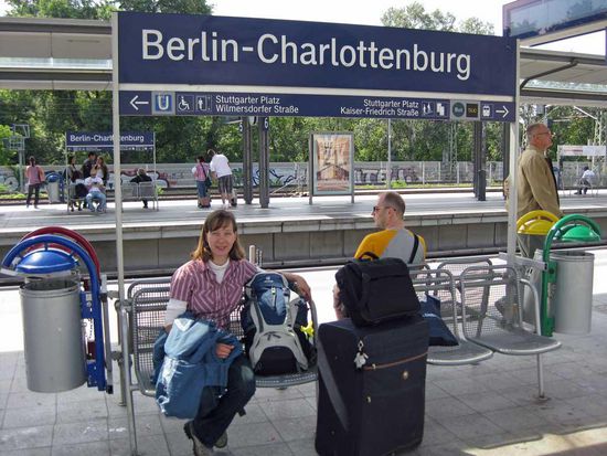 Es geht so langsam los. Erste Station ist Berlin Charlottenburg. Von dort geht es mit der S-Bahn nach Spandau und von dort weiter mit dem ICE nach Franktfurt a.M.
Von dort aus geht es dann am nächsten Tag weiter mit dem Flieger nach Melbourne über Dubai.
Hier sieht man auch mein gesamtes Reisegepäck. 30kg-Koffer, Laptoptasche und Rucksack (der hatte garantiert mehr als die erlaubten 7kg für das Handgepäck ).