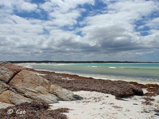 Strand in der Bucht, wo das Inlet ins Meer fließt - Bremer Bay