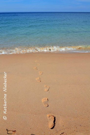 Bekanntes Fotomotiv am Strand, hier jedoch mit einer kleinen optischen Täuschung: es wirkt hier, als wären die Fußspuren auf dem Sand und nicht in dem Sand. Wie habe ich das nur geschafft? *grübel*
