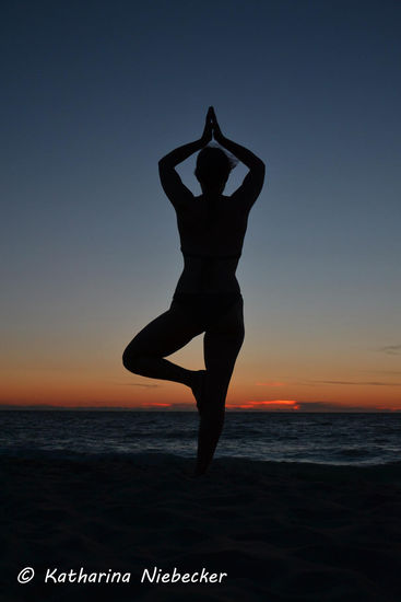 Ein wenig Yoga am Strand mit Blick auf die untergehende Sonne.... sehr schön.....