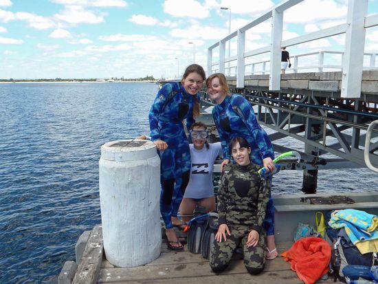 Wir vier Mädels vor dem Antesten des Wassers. Ich immerhin noch ohne Anzug, doch Minuten später, sieht das schon anders aus.... 