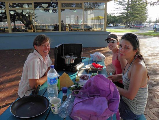 Cat und ich kochen, während Sara und Well uns unterhalten....