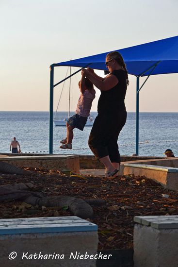 Eine Mutter spielt mit ihrem Kind......