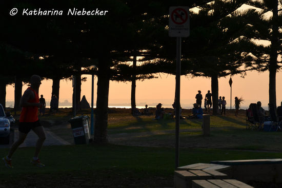 Jogger, die in der Abenddämmerung laufen oder aber einfach nur viele Menschen, die den Sonnenuntergang am Strand genießen.....