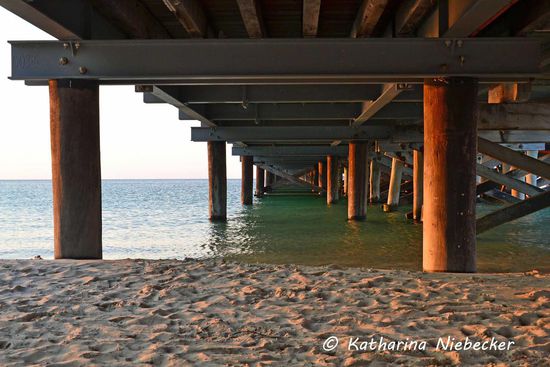 Ein Blick unter den Steg - zwischen diesen Pfeilern sind wir heute bis zum Observatorium geschnorchelt, damit man uns dabei nicht sieht.