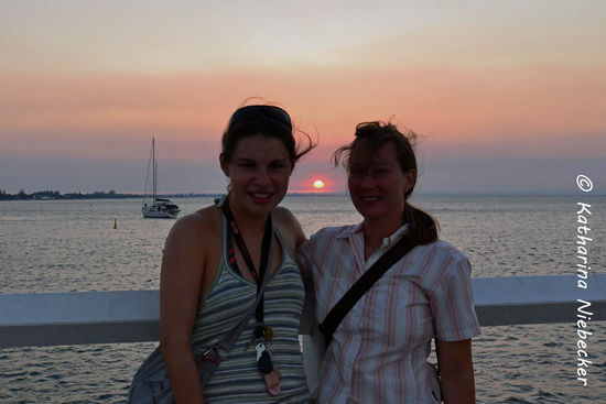 Cat und ich im letzten Schein der Abendsonne auf dem Jetty.