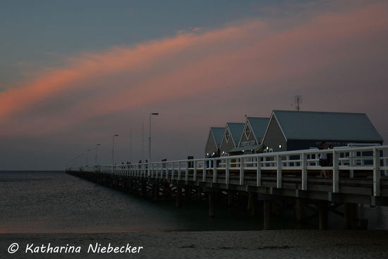 Jetty uns skandinavisch wirkende Hütten in der Dämmerung.