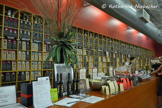 Eine riesige Halle voll gefüllt mit Schokolade jeder Art und Form..... Lecker... In den silbernen Schüssel sind Schoko-Drops zum Probieren. Man kann sich einfach so bedienen. Sehr gut....