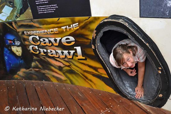 Yeah!, Höhle erkundet und nicht stecken geblieben! War doch teilweise recht eng da drin.... Sind aber auch nur drei Meter oder so, die es da durch die Wand geht. Aber macht Spaß.....